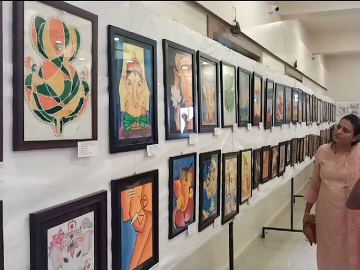 याचं औचित्य साधून पालघरमध्ये आज भव्य राज्य व राष्ट्रीय स्तरावरील गणेश पेंटिंग कलाकृतींचं प्रदर्शन भरवण्यात आलं होतं.