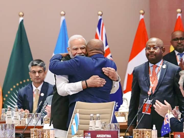 G20 Summit India: भारत में आयोजित हुआ जी20 शिखर सम्मेलन कई मायनों में सफल माना जा रहा है. आयोजन के दौरान कई ऐतिहासिक क्षण कैमरे में कैद हुए, तस्वीरें आपके सामने हैं.
