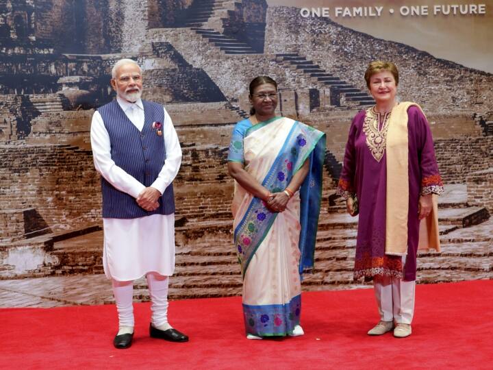 डिनर कार्यक्रम में अंतरराष्ट्रीय मुद्रा कोष (IMF) की एमडी क्रिस्टालिना जॉर्जीवा भारतीय परिधान सूट-सलवार में नजर आईं.