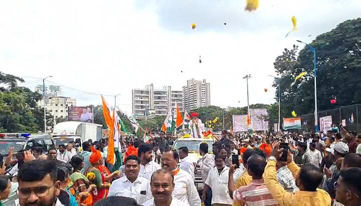 भला मोठा हार, चौफेर फुलांची उधळण आणि फुले पगडी घालून त्यांचं स्वागत करण्यात आलं.