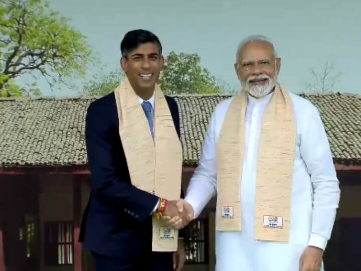 British Prime Minister Rishi Sunak arrived at Rajghat, after his visit to the Akshardham Temple, to pay homage to Mahatma Gandhi. Prime Minister Narendra Modi gave him a warm welcome upon his arrival. (Image Source: Twitter/@ANI)