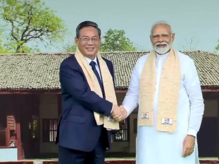 PM Modi, as a sign of respect, presented a shawl to the Premier of the People's Republic of China Li Qiang when he arrived at Rajghat. (Image Source: Twitter/@ANI)