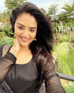 Sreemukhi Photos : శ్రీముఖి చెవిలో పువ్వు - ఫోటోలు, స్మైల్ మాత్రం బ్యూటిఫుల్లు