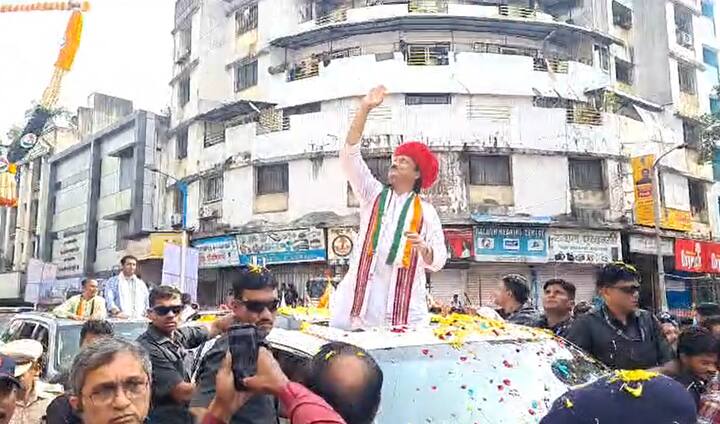मात्र त्यापूर्वी त्यांनी पुण्यात रोड शो केला.