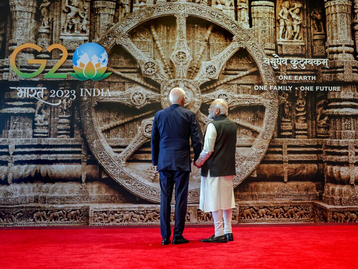 G20 Summit: 8 मोटी, 8 पतली तीलियों के बीच 30-30 बिंदु, मोदी ने बाइडेन को दिखाई जो सूर्य घड़ी उसमें और क्या-क्या?