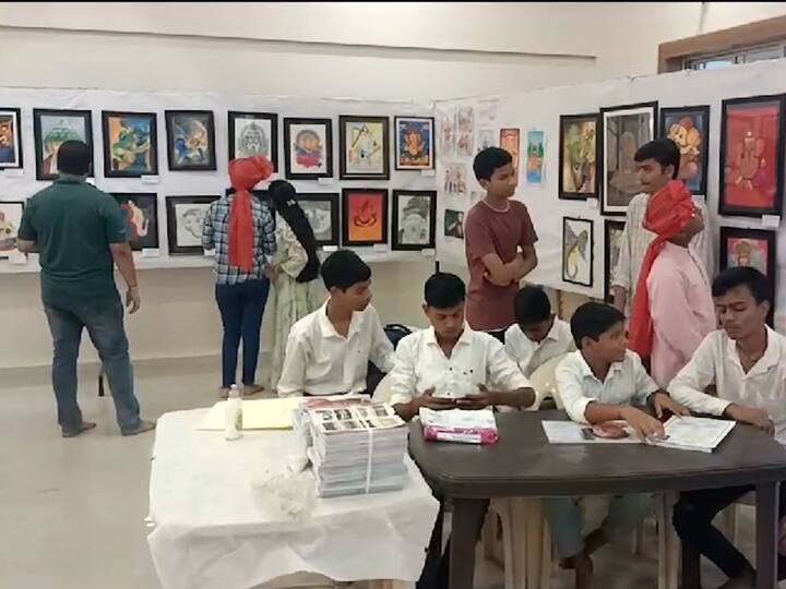 या प्रदर्शनात विद्यार्थ्यांनी तयार केलेल्या बाप्पांच्या आकर्षक आणि मनमोहक अशा कलाकृती सादर करण्यात आल्या होत्या.