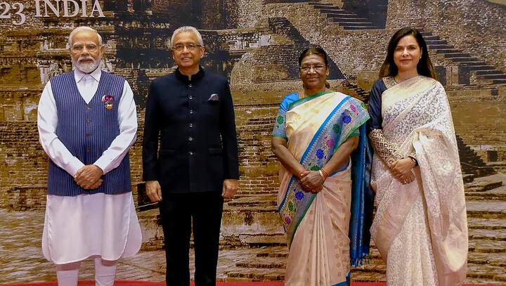 जी20 के भव्य डिनर कार्यक्रम में मॉरीशस के प्रधानमंत्री प्रविंद जगन्नाथ अपनी पत्नी कोबिता के साथ भारत मंडपम पहुंचे. इस दौरान कोबिता साड़ी में नजर आईं. राष्ट्रपति द्रौपदी मुर्मू और पीएम मोदी ने उनका स्वागत किया.