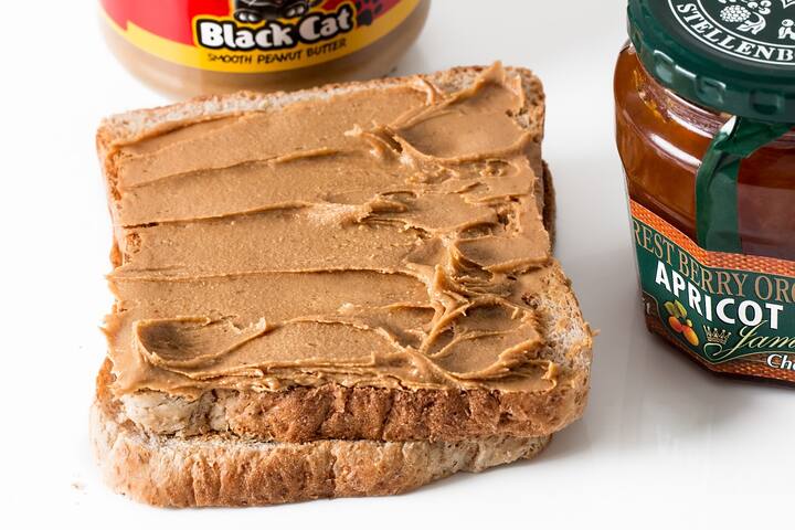 Peanut Butter Benefit : पीनट बटरमध्ये प्रोटीन, फायबर, व्हिटॅमिन बी3, व्हिटॅमिन बी6, फोलेट, मॅग्नेशियम, कॉपर, मॅंगनीज, व्हिटॅमिन बी5, लोह, पोटॅशियम, झिंक आणि सेलेनियम आढळतात.