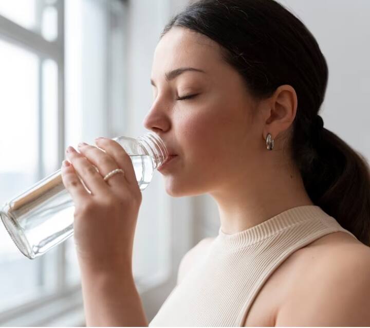 ਦਰਅਸਲ ਪਾਣੀ ਜੀਵਨ ਹੈ, ਕਿਉਂਕਿ ਇਸ ਤੋਂ ਬਿਨਾਂ ਅਸੀਂ ਜ਼ਿਆਦਾ ਦੇਰ ਤੱਕ ਜ਼ਿੰਦਾ ਨਹੀਂ ਰਹਿ ਸਕਦੇ। ਮਨੁੱਖੀ ਸਰੀਰ ਦੇ ਜ਼ਿਆਦਾਤਰ ਹਿੱਸਿਆਂ ਵਿੱਚ ਪਾਣੀ ਪਾਇਆ ਜਾਵੇਗਾ। ਪਾਣੀ ਦਾ ਸੇਵਨ ਸਰੀਰ ਨੂੰ ਹਾਈਡ੍ਰੇਟ ਰੱਖਦਾ ਹੈ, ਜਿਸ ਨਾਲ ਕਈ ਬਿਮਾਰੀਆਂ ਦਾ ਖ਼ਤਰਾ ਘੱਟ ਜਾਂਦਾ ਹੈ, ਪਰ ਕੀ ਤੁਸੀਂ ਕਦੇ ਸੋਚਿਆ ਹੈ ਕਿ ਇੱਕ ਸਿਹਤਮੰਦ ਬਾਲਗ ਨੂੰ 24 ਘੰਟਿਆਂ ਵਿੱਚ ਕਿੰਨਾ ਪਾਣੀ ਪੀਣਾ ਚਾਹੀਦਾ ਹੈ?