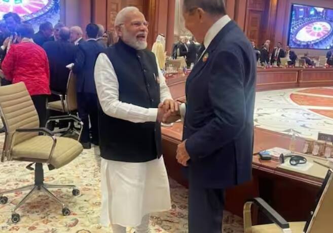 ਕਾਨਫਰੰਸ ਤੋਂ ਬਾਅਦ ਪ੍ਰਧਾਨ ਮੰਤਰੀ ਨਰਿੰਦਰ ਮੋਦੀ ਨੇ ਰੂਸ ਦੇ ਵਿਦੇਸ਼ ਮੰਤਰੀ ਸਰਗੇਈ ਲਾਵਰੋਵ ਨਾਲ ਵੀ ਮੁਲਾਕਾਤ ਕੀਤੀ। ਇਸ ਦੌਰਾਨ ਦੋਵੇਂ ਹਲਕੇ ਮੂਡ 'ਚ ਨਜ਼ਰ ਆਏ।