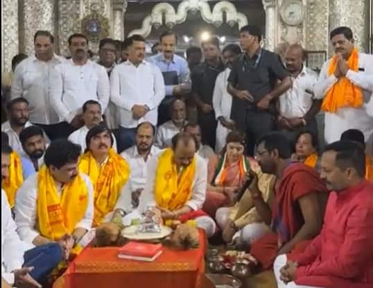 दगडूशेठ मंदिरात प्रसन्न वातावरण निर्माण झालं होतं.