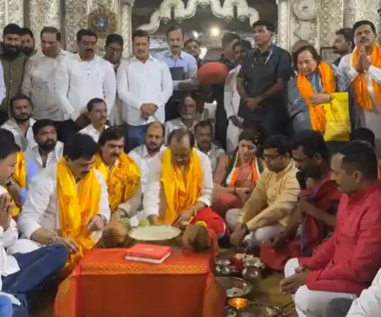 यावेळी मंदिरासमोर ढोल ताशाचा जल्लोष होता.