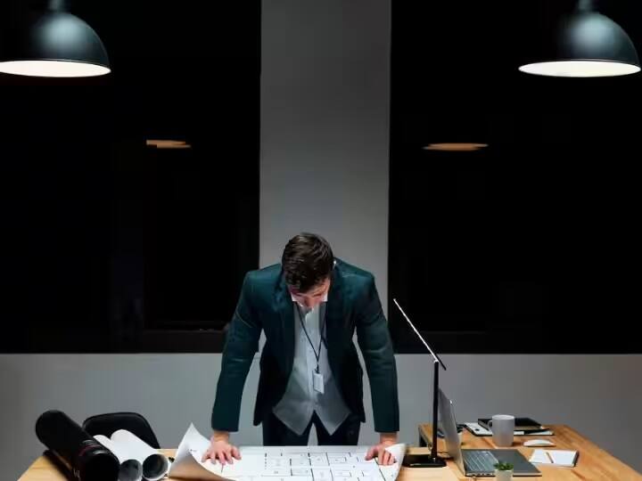 Gizmodo નામની મીડિયા કંપનીએ ઘણા લેખકો અને સંપાદકોને નોકરીમાંથી કાઢી મૂક્યા છે. ખરેખર, હવે કંપની અંગ્રેજીમાંથી સ્પેનિશમાં આર્ટિકલોનુ અનુવાદ કરવા માટે AI નો ઉપયોગ કરી રહી છે. પહેલા આ કામ માણસો કરતા હતા પરંતુ AI આવ્યા બાદ હવે આ કામ મશીનો દ્વારા થઈ રહ્યું છે અને લોકો પોતાની નોકરી ગુમાવી રહ્યા છે.