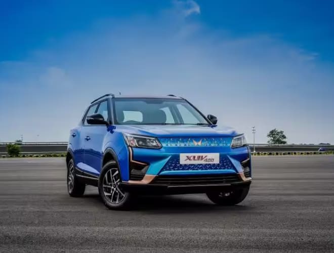 XUV400 EV ਮਹਿੰਦਰਾ ਦੀ ਪਹਿਲੀ ਇਲੈਕਟ੍ਰਿਕ SUV ਹੈ। ਇਹ ਇਲੈਕਟ੍ਰਿਕ SUV 310Nm ਦੇ ਹਿੱਸੇ ਵਿੱਚ ਸਭ ਤੋਂ ਵੱਧ ਟਾਰਕ ਪ੍ਰਦਾਨ ਕਰਦੀ ਹੈ ਅਤੇ ਇਸ ਵਿੱਚ 39.4 kWh ਦਾ ਬੈਟਰੀ ਪੈਕ ਹੈ। ਇਸ ਦੀ ਰੇਂਜ 456 km/full ਚਾਰਜ ਹੈ, ਜਿਸ ਨੂੰ 50 ਮਿੰਟਾਂ ਵਿੱਚ 0% ਤੋਂ 80% ਤੱਕ ਚਾਰਜ ਕੀਤਾ ਜਾ ਸਕਦਾ ਹੈ। ਇਸ ਦੀ ਐਕਸ-ਸ਼ੋਰੂਮ ਕੀਮਤ 16 ਲੱਖ ਤੋਂ 19 ਲੱਖ ਰੁਪਏ ਹੈ।