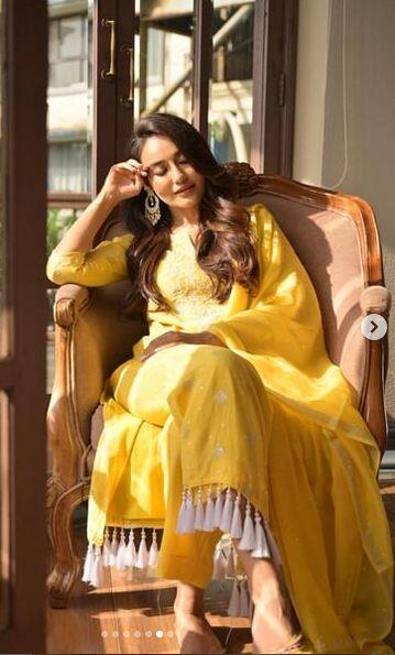 ਅਭਿਨੇਤਰੀ ਆਪਣੇ ਮਨਮੋਹਕ ਅੰਦਾਜ਼ ਨਾਲ ਆਪਣੇ ਪ੍ਰਸ਼ੰਸਕਾਂ ਦੇ ਦਿਲਾਂ 'ਤੇ ਛੂਹ ਰਹੀ ਹੈ। ਨਾਲ ਹੀ, ਉਸ ਦੇ ਪ੍ਰਸ਼ੰਸਕਾਂ ਲਈ ਉਸ ਤੋਂ ਨਜ਼ਰਾਂ ਹਟਾਉਣਾ ਮੁਸ਼ਕਲ ਹੋ ਗਿਆ ਹੈ।