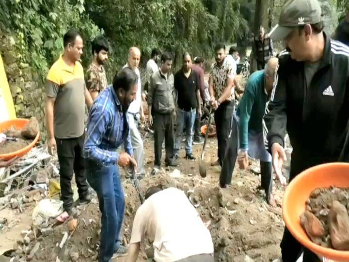 कनलोग-बेमलोई लिंक रोड खोलने के लिए श्रमदान, स्थानीय लोगों ने की मजदूरों की मदद