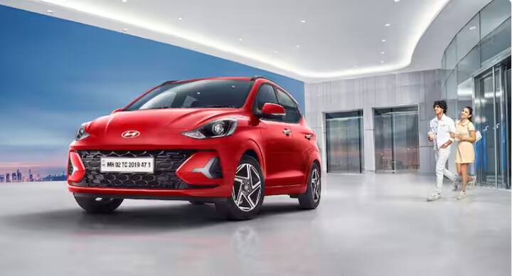 ਇਸ ਲਿਸਟ 'ਚ ਪਹਿਲਾ ਨਾਂ Hyundai i20 ਦਾ ਹੈ। ਜਿਸ 'ਚ 10.25 ਇੰਚ ਦਾ ਫਰੀ ਸਟੈਂਡਿੰਗ ਟੱਚ ਸਕਰੀਨ ਇੰਫੋਟੇਨਮੈਂਟ ਸਿਸਟਮ ਉਪਲੱਬਧ ਹੈ, ਜੋ ਕਿ ਕਾਰ ਨਾਲ ਜੁੜੀ ਤਕਨੀਕ ਨਾਲ ਲੈਸ ਹੈ।