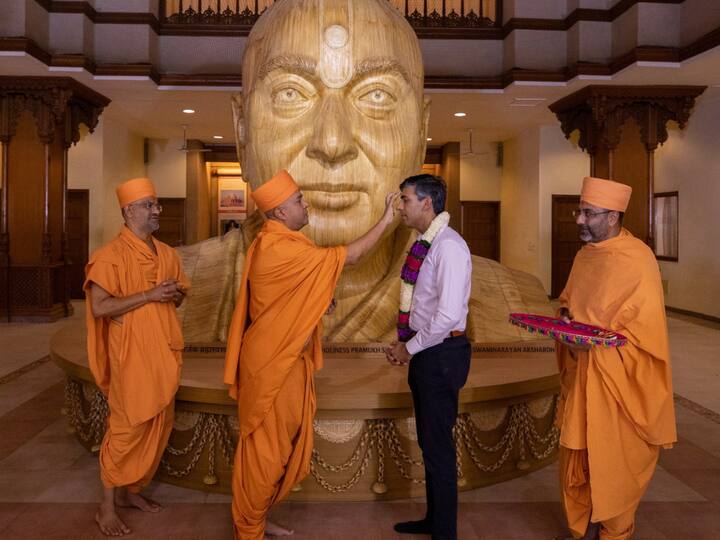 Rishi Sunak visited the temple and also received a model of the temple as a gift. (Photo: Akshardham Temple)
