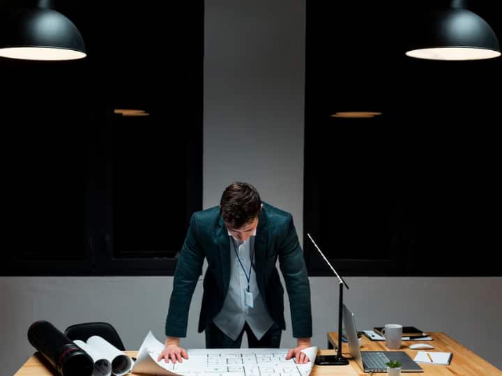 Gizmodo नाम की एक मीडिया कंपनी ने कई लेखकों और एडिटर्स को नौकरी से निकाल दिया है. दरअसल, अब कंपनी AI का इस्तेमाल लेख को इंग्लिश से स्पेनिश में ट्रांसलेट करने के लिए कर रही है. पहले ये काम इंसानो द्वारा किया जाता था लेकिन AI के आने के बाद ये काम अब मशीन करने लगी है और लोगों को अपनी नौकरी से हाथ धोना पड़ रहा है.