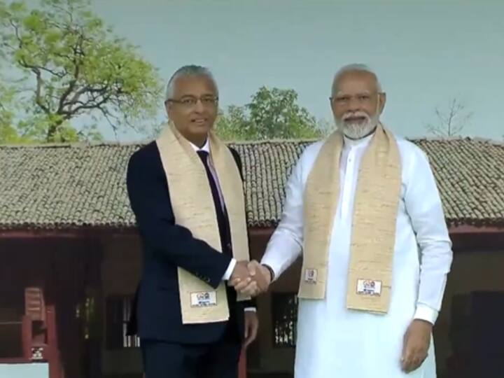 Prime Minister Modi gifted a shawl to the Prime Minister of Mauritius, Pravind Jugnauth, as a sign of respect. (Image Source: Twitter/@ANI)