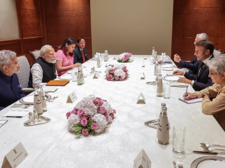 G20 Summit India: दिल्ली में दो दिवसीय जी-20 समिट का सफलतापूर्वक समापन हो गया है. पीएम मोदी ने ब्राजील के राष्ट्रपति लुइज इनासियो लूला डा सिल्वा को अध्यक्षता सौंप दी है. शिखर सम्मेलन के बाद प्रधानमंत्री ने नेताओं के साथ लंच किया और फिर उनके साथ बैठकें कीं.