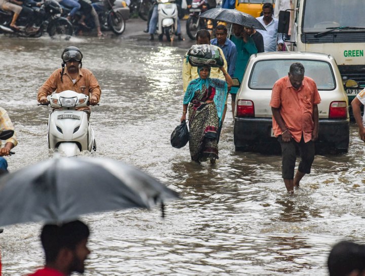 Rain Update: बारिश से आफत! यूपी में 19 लोगों की मौत, उत्तराखंड में भूस्खलन, IMD ने इन राज्यों के लिए जारी किया अलर्ट