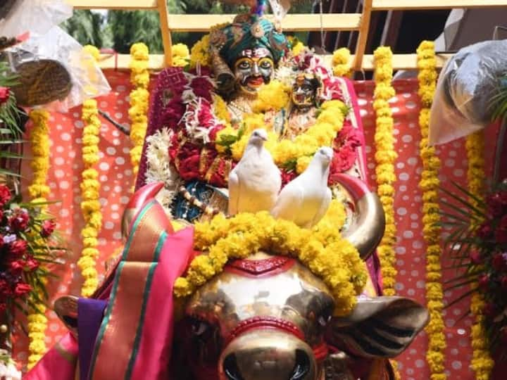 Ujjain: भगवान महाकाल के दरबार में सावन और भादो दोनों ही महीने शिव भक्ति और आराधना को लेकर विशेष उत्सव मनाया जाता है. भादो मास के प्रथम दो सोमवार भगवान महाकाल की सवारी निकलती है.