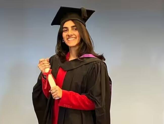 ਸਾਬਕਾ ਭਾਰਤੀ ਕਪਤਾਨ ਸੌਰਭ ਗਾਂਗੁਲੀ ਦੀ ਧੀ ਸਨਾ ਗਾਂਗੁਲੀ ਨੇ ਆਪਣੀ ਗ੍ਰੈਜੂਏਸ਼ਨ ਪੂਰੀ ਕਰ ਲਈ ਹੈ। ਉਸ ਨੇ ਯੂਨੀਵਰਸਿਟੀ ਕਾਲਜ ਲੰਡਨ (UCL) ਤੋਂ ਆਪਣੀ ਗ੍ਰੈਜੂਏਸ਼ਨ ਪੂਰੀ ਕੀਤੀ। ਇਸ ਦੌਰਾਨ ਕਨਵੋਕੇਸ਼ਨ ਦੌਰਾਨ ਲਈਆਂ ਗਈਆਂ ਉਨ੍ਹਾਂ ਦੀਆਂ ਤਸਵੀਰਾਂ ਸਾਹਮਣੇ ਆਈਆਂ ਹਨ।