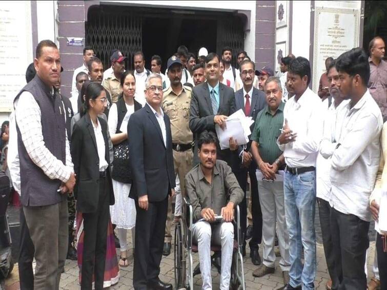 Lok Adalat organized in Nanded district judge himself entered court premises for wheelchair sitting Sumit Pawar व्हीलचेअरवरील सुमितसाठी न्यायाधीश स्वतः न्यायालयीन आवारात आले, तडजोडमधून मिळवून दिला न्याय