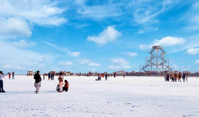 येथे रण उत्सव नोव्हेंबर ते मार्चपर्यंत चालू राहतो.