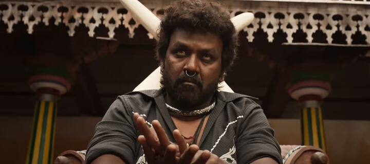 1975ல் நடக்கும் காங்க்ஸ்டர் கதையாக அமைந்த இப்படத்தின் டீசரில் காடு, ஹார்பர், நகரம் உள்ளிட்ட பல இடங்கள் காண்பிக்கப்படுகின்றன. ராகவா லாரன்ஸ் பார்க்க சற்று கரடுமுரடாக இருப்பதால், இவர்தான் அந்த கேங்ஸ்டர் என்பது தெரிகிறது.