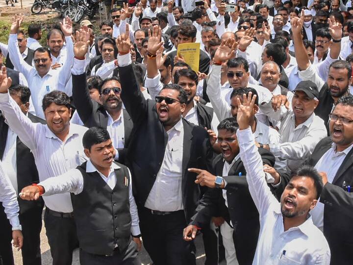 UP Advocate Strike Lawyers strike will continue on Tuesday Allahabad HC decides to hear case in virtual mode ANN UP Advocate Strike: यूपी में मंगलवार को भी जारी रहेगी वकीलों की हड़ताल, HC ने वर्चुअल मोड में केस की सुनवाई का किया फैसला