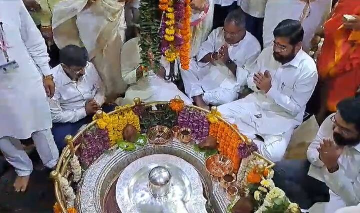 एकनाथ शिंदेंनी ती परंपरा आजही ही कायम ठेवली आहे. मुख्यमंत्री शिंदे यांच्यासोबत त्यांचे पुत्र आणि खासदार डॉक्टर श्रीकांत शिंदेंनीही भीमाशंकराचं दर्शन घेतलं.