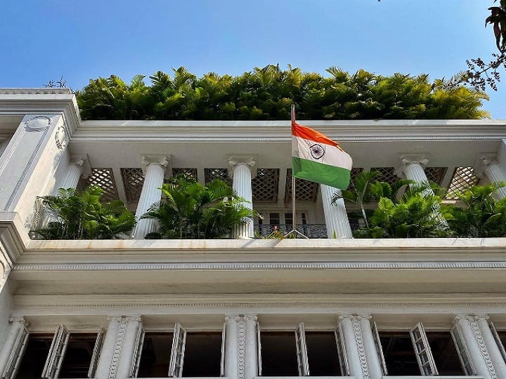 राजनीति में सक्रिय और जिंदल स्टील और पावर लिमिटेड के चेयरमैन नवीन जिंदल का घर दिल्ली में स्थित है. इसका नाम जिंदल हाउस है. यह दिल्ली के पाश इलाके लुटियंस बंगला जोन में स्थित है. मीडिया रिपोर्ट्स के मुताबिक इस घर की कीमत 125 से 150 करोड़ रुपये के बीच आंकी गई है.