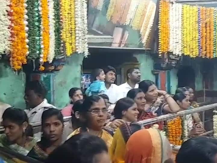 देशातील बारा ज्योतिर्लिंगापैकी एक असलेल्या परळीतील प्रभू वैद्यनाथांच्या दर्शनासाठी श्रावण महिन्याच्या शेवटच्या म्हणजेच चौथ्या सोमवारी भाविकांची मोठी रीघ लागली आहे.