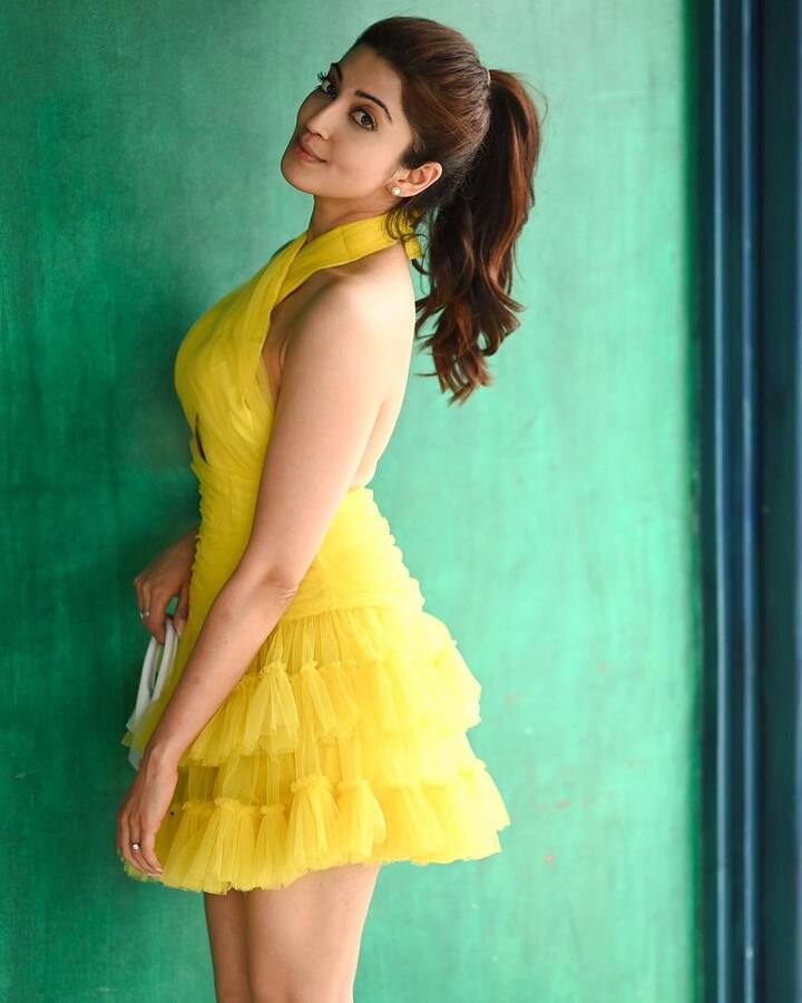 పొట్టి గౌనులో బుట్ట బొమ్మలా కనిపిస్తోంది ప్రణీత, -Image credit: Pranitha Subhash/Instagram