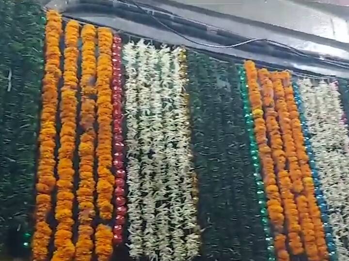 भाविक भक्तांच्या गर्दीने वैद्यनाथ मंदिर परिसर फुलला आहे. राज्य व परराज्यातून भाविक परळीत दाखल झाले आहेत.