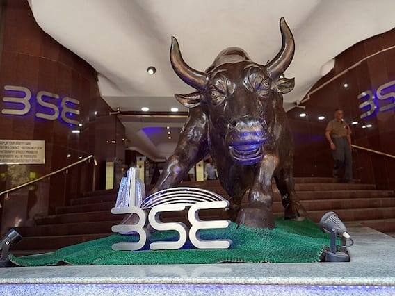 છેલ્લા સપ્તાહ દરમિયાન, BSE ના 30 શેરોવાળા સેન્સેક્સમાં 878.4 પોઈન્ટ્સ અથવા 1.34 ટકાનો વધારો થયો હતો, જ્યારે નેશનલ સ્ટોક એક્સચેન્જનો નિફ્ટી 384.65 પોઈન્ટ્સ અથવા 1.97 ટકા વધ્યો હતો. શુક્રવારે બજાર સતત છઠ્ઠા દિવસે ઉછળ્યું હતું. સપ્તાહના અંતિમ દિવસે સેન્સેક્સ 66,600 પોઈન્ટની નજીક બંધ રહ્યો હતો, જ્યારે નિફ્ટી 19,820 પોઈન્ટની નજીક પહોંચ્યો હતો. સ્થાનિક શેરબજારમાં પણ આ સતત બીજો સાપ્તાહિક વધારો હતો. તે પહેલા, સ્થાનિક બજારો સતત 5 અઠવાડિયા સુધી ખોટમાં હતા.