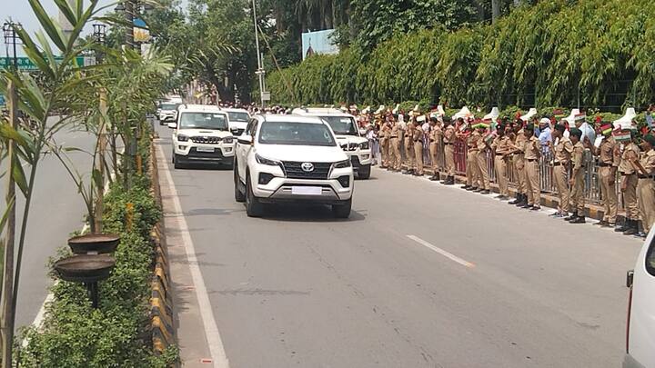 मॉरीशस के प्रधानमंत्री प्रविंद जुगनाथ सोमवार को दो दिवसीय दौरे पर उत्तर प्रदेश के वाराणसी पहुंचे. सोमवार सुबह 11:00 बजे वाराणसी के लाल बहादुर शास्त्री इंटरनेशनल एयरपोर्ट पर उनका विमान पहुंचा.