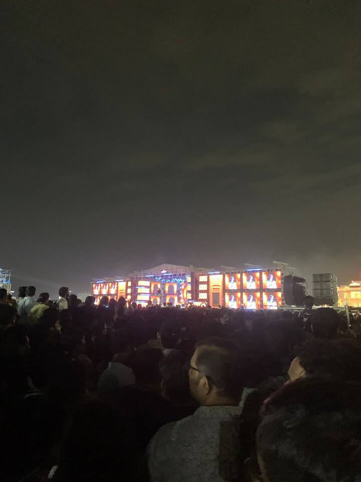 கடந்த ஆகஸ்ட் 12 ஆம் தேதி, சென்னை கிழக்கு கடற்கரை சாலையில் உள்ள ஆதித்யராம் பேலஸ் சிட்டியில் ரஹ்மானின் கான்செர்ட் நடக்கவிருந்தது. பின், அது செப்டம்பர் 10 ஆம் தேதிக்கு ஒத்திவைக்கப்பட்டட்து. இந்த முறை, “மறக்குமா நெஞ்சம்”இசை நிகழ்ச்சி திட்டமிட்டது போல் நடந்தது. ஆனால், இதில் கலந்த கொண்ட மக்கள் பல சிரமங்களை சந்தித்துள்ளனர்.