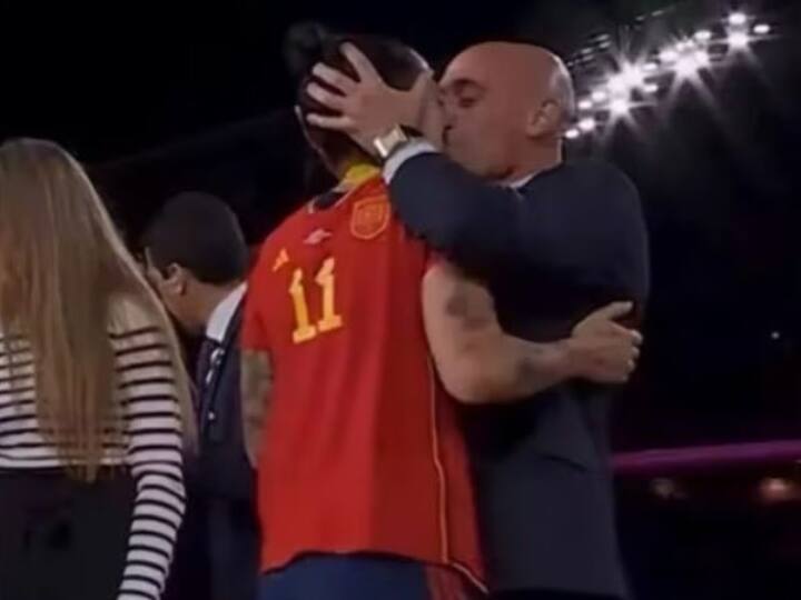 Suspended Spanish soccer federation president Luis Rubiales resigns from his post after kiss scandal women FIFA World Cup 2023 स्पेनिश फुटबॉल महासंघ के अध्यक्ष लुइस रुबियालेस की 'किस विवाद' ने बढ़ाई मुश्किलें, पढ़ें निलंबित होने के बाद क्यों देना पड़ा इस्तीफा