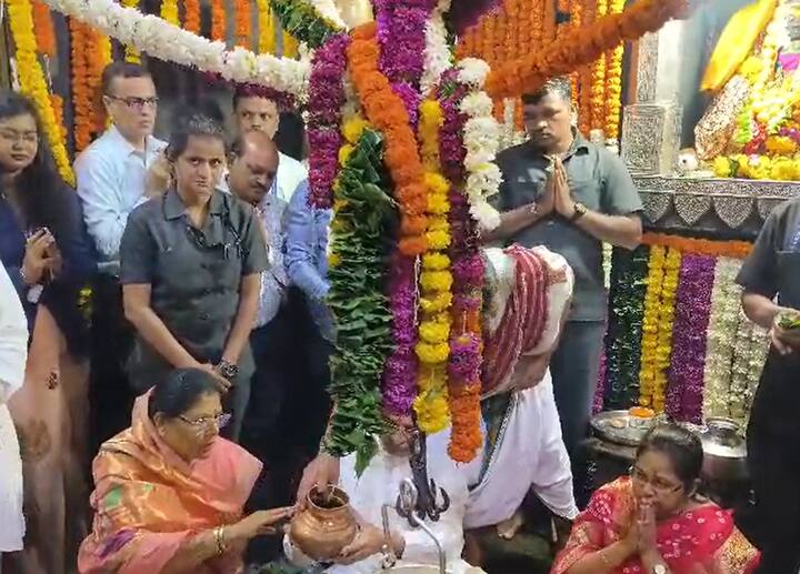 त्यांनी सपत्नीक भिमाशंकर मंदिरात अभिषेक देखील केला.