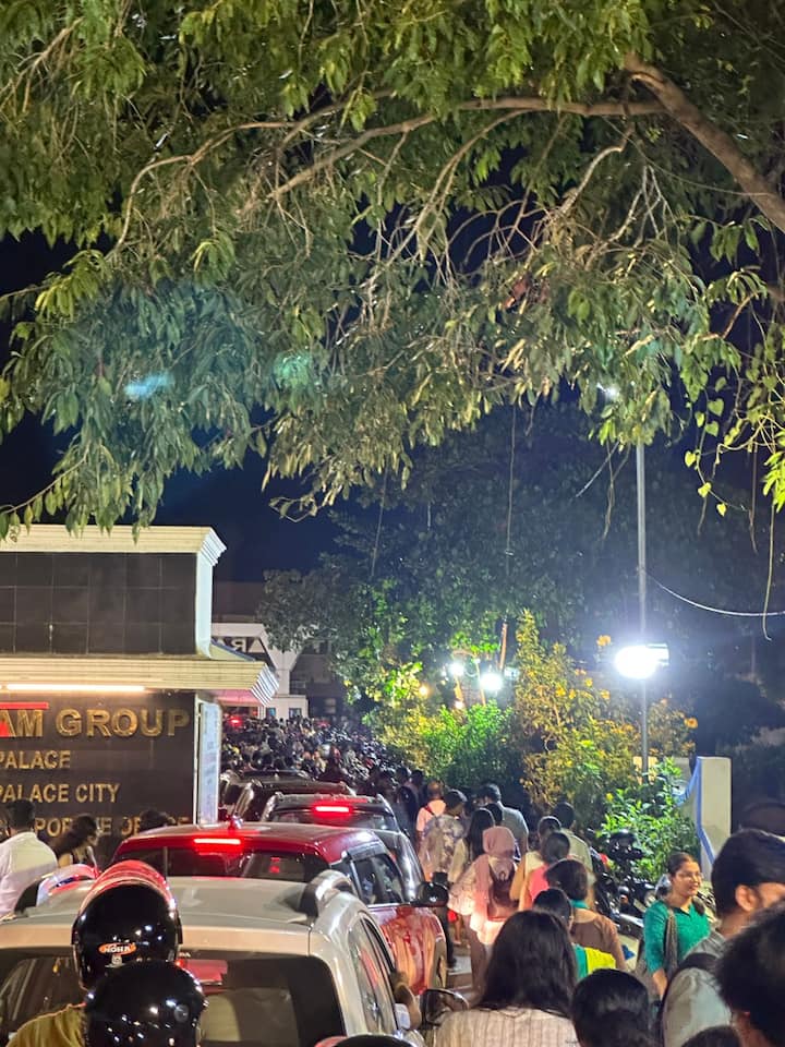 இதனால், ஆயிரக்கணக்கில் செலவிட்டு டிக்கெட் வாங்கிய மக்கள் புலம்பி தள்ளினர். ஒரு சிலருக்கு கூட்ட நெரிசலால், மயக்கம் ஏற்பட்டுள்ளது. பெற்றோர்களுடன் வந்த சிறுபிள்ளைகளும் ஒரு வழி ஆகிவிட்டனர். மைதானத்தில் வண்டியை நிறுத்தியவர்களிடமிருந்து 50 ரூபாய் வசூல் கட்டணம் பெறப்பட்டுள்ளது. அத்துடன், அங்கு விற்பனை செய்யப்பட்டுள்ள சிற்றுண்டி வகைகளும் அதிக விலைக்கு விற்கப்பட்டுள்ளது.