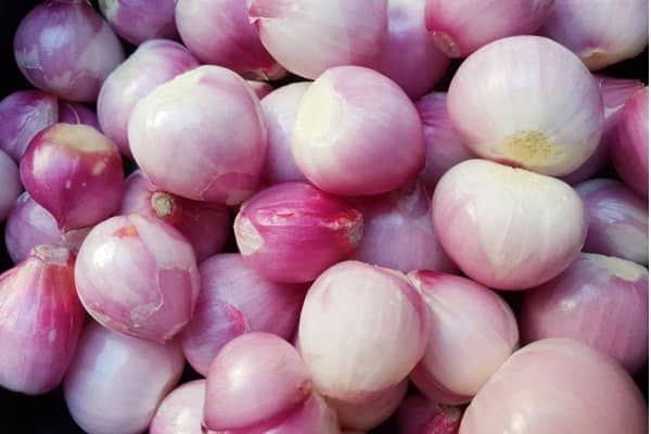 தக்காளி இல்லாத சமையல் கூட இருக்கும், ஆனால வெங்காயம் இல்லாத சமையலே இல்லை என்று கூட சொல்லலாம்.