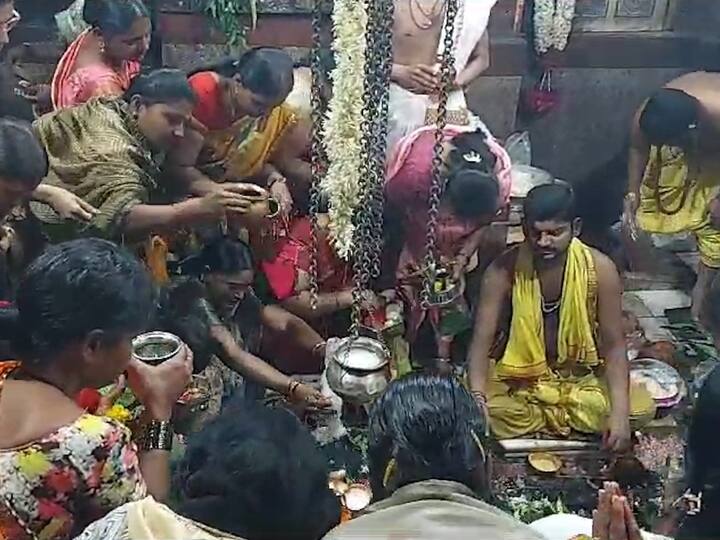 मंदिर परिसराला पोलिसांची कडेकोट सुरक्षा व्यवस्था पाहायला मिळत आहे.