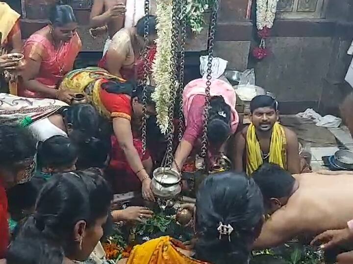 पाचवे ज्योतिर्लिंग असलेल्या परळीच्या श्री प्रभु वैद्यनाथ ज्योतिर्लिंग दर्शनासाठी श्री वैद्यनाथ देवस्थान ट्रस्टच्या वतीने पूर्ण मंदिराला आकर्षक विद्युत रोषणाई करण्यात आली आहे.