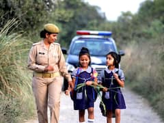 पुलिस की वर्दी का रंग क्यों होता है खाकी? प्लासी के युद्ध से जुड़ा है कनेक्शन