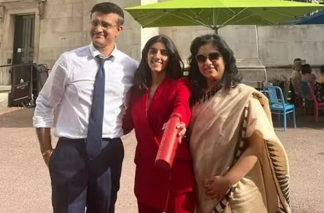 ਇਸ ਤਸਵੀਰ 'ਚ ਸਨਾ ਆਪਣੇ ਪਿਤਾ ਸੌਰਭ ਗਾਂਗੁਲੀ ਅਤੇ ਮਾਂ ਡੋਨਾ ਗਾਂਗੁਲੀ ਨਾਲ ਨਜ਼ਰ ਆ ਰਹੀ ਹੈ। ਸਾਬਕਾ ਭਾਰਤੀ ਖਿਡਾਰੀ ਅਤੇ ਸਨਾ ਦੇ ਪਿਤਾ ਸੌਰਭ ਗਾਂਗੁਲੀ ਨੇ ਫੇਸਬੁੱਕ 'ਤੇ ਪੋਸਟ ਕਰਕੇ ਆਪਣੀ ਬੇਟੀ ਨੂੰ ਵਧਾਈ ਦਿੱਤੀ ਹੈ।