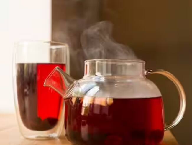 ਇੱਕ ਪੈਨ ਵਿੱਚ ਪਾਣੀ ਪਾਓ ਅਤੇ ਇਸ ਨੂੰ ਗਰਮ ਹੋਣ ਦਿਓ। ਇਸ ਵਿਚ ਪੀਸਿਆ ਹੋਇਆ ਅਦਰਕ ਅਤੇ ਚਾਹ ਪੱਤੀ ਪਾਓ, ਹਿਲਾਓ ਅਤੇ ਉਬਾਲ ਦਿਓ।