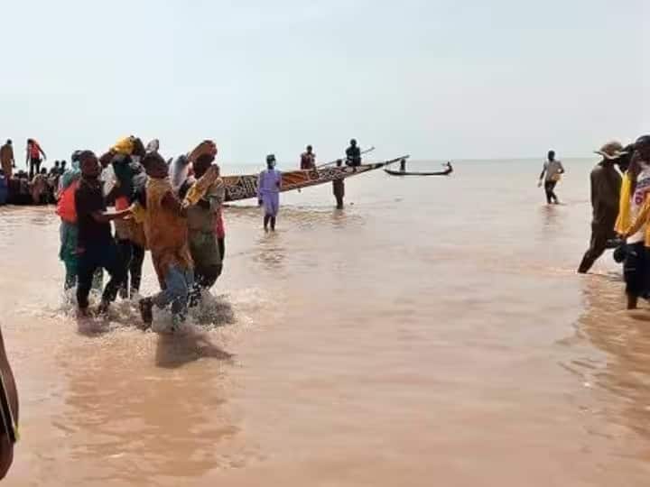 nigeria boat accident ferry capsized in reservoir killed 26 people in niger state marathi news Nigeria Boat Accident : नायजेरियात भीषण अपघात, बोट उलटून 26 जणांचा मृत्यू; तर अनेक जण बेपत्ता